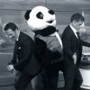 Craig Ferguson invité sur le plateau de Ce soir avec Arthur, sur Comédie!, juin 2011. Ici une petite danse avec un panda.