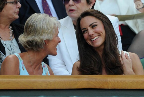 Le prince William et son épouse Catherine (Kate Middleton) étaient présents à Wimbledon le 27 juin 2011 pour encourager sur le court central l'Ecossais Andy Murray, opposé à Richard Gasquet. Gill Brooke, épouse du vice-président du All England Tennis Club, état aux anges de tenir compagnie à une telle invitée.
