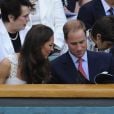 Toujours aussi complices et radieux, le prince William et sa femme Kate Middleton ont fait un détour par le court central de Wimbledon, le 27 juin 2011, avant d'embarquer pour leur visite officielle en Amérique du Nord. Juste le temps de voir Andy Murray se qualifier pour les quarts de finale.