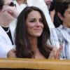 Toujours aussi complices et radieux, le prince William et sa femme Kate Middleton ont fait un détour par le court central de Wimbledon, le 27 juin 2011, avant d'embarquer pour leur visite officielle en Amérique du Nord. Juste le temps de voir Andy Murray se qualifier pour les quarts de finale.