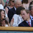 Toujours aussi complices et radieux, le prince William et sa femme Kate Middleton ont fait un détour par le court central de Wimbledon, le 27 juin 2011, avant d'embarquer pour leur visite officielle en Amérique du Nord. Juste le temps de voir Andy Murray se qualifier pour les quarts de finale.