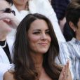 Toujours aussi complices et radieux, le prince William et sa femme Kate Middleton ont fait un détour par le court central de Wimbledon, le 27 juin 2011, avant d'embarquer pour leur visite officielle en Amérique du Nord. Juste le temps de voir Andy Murray se qualifier pour les quarts de finale.