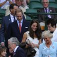 Toujours aussi complices et radieux, le prince William et sa femme Kate Middleton ont fait un détour par le court central de Wimbledon, le 27 juin 2011, avant d'embarquer pour leur visite officielle en Amérique du Nord. Juste le temps de voir Andy Murray se qualifier pour les quarts de finale.