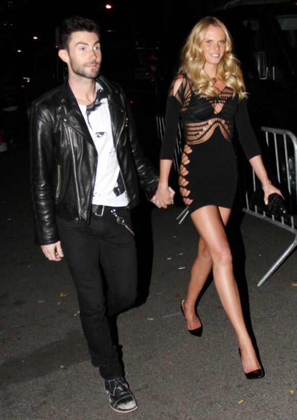 Anne Vyalitsyna et son petit-ami, le leader des Maroon 5, Adam Levine. NEw York, 11 novembre 2010