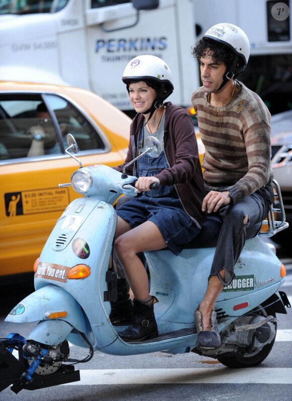 Sacha Baron Cohen se fait piloter par Anna Faris lors du tournage de The Dictator, à Manhattan, le 27 juin 2011.