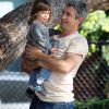 Dermot Mulroney entouré de ses enfants et de sa femme dans un parc de Santa Monica en juin 2011