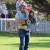 Dermot Mulroney entouré de ses enfants et de sa femme dans un parc de Santa Monica en juin 2011