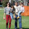 Dermot Mulroney entouré de ses enfants et de sa femme dans un parc de Santa Monica en juin 2011