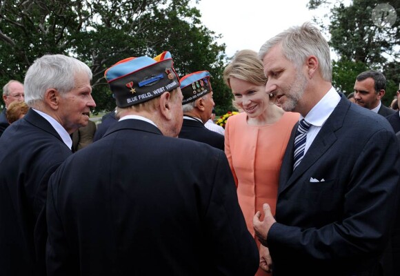 Le 26 juin, la princesse Mathilde de Belgique était le rayon de soleil de commémorations au cimetière militaire national d'Arlington.
En juin 2011, avant de songer aux vacances, le prince Philippe et la princesse Mathilde de Belgique effectuaient une mission de rapprochement économique aux Etats-Unis.