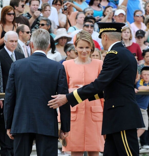 Le 26 juin, la princesse Mathilde de Belgique était le rayon de soleil de commémorations au cimetière militaire national d'Arlington.
En juin 2011, avant de songer aux vacances, le prince Philippe et la princesse Mathilde de Belgique effectuaient une mission de rapprochement économique aux Etats-Unis.
