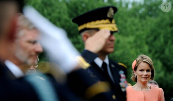 Le 26 juin 2011, la princesse Mathilde et le prince Philippe rencontraient des anciens combattants au cimetière national d'Arlington.
En juin 2011, avant de songer aux vacances, le prince Philippe et la princesse Mathilde de Belgique effectuaient une mission de rapprochement économique aux Etats-Unis.