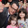 Tom Hanks, posant avec des enfants, se rend dans les studios du David Letterman show à New York le 28 juin 2011