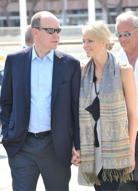 Le prince Albert de Monaco et sa fiancée Charlene Wittstock découvrant les préparatifs sur le port Hercule, avec Jean-Michel Jarre, le 28 juin 2011.