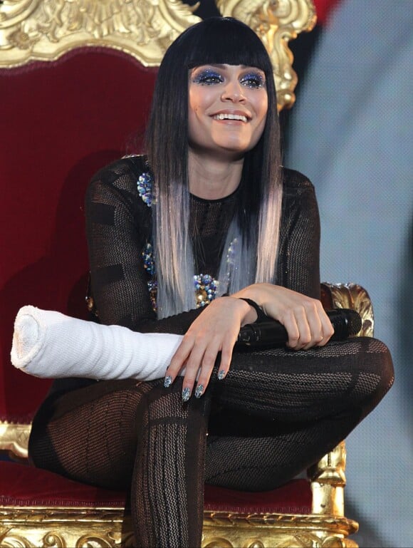 La chanteuse Jessie J, sur la scène de la Wembley Arena et blessée au pied, samedi 12 juin 2011.