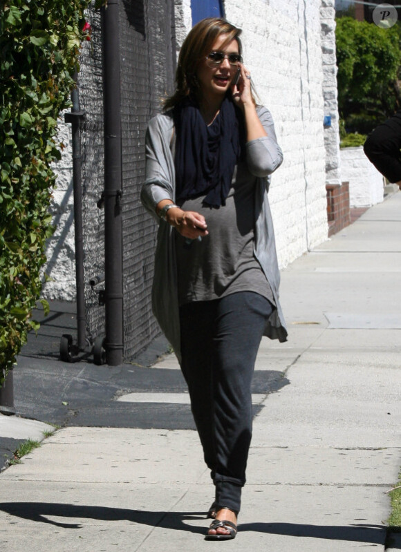 Jessica Alba n'a pas vraiment misé sur l'élégance, dans les rues de Los Angeles, le 30 juin 2011.