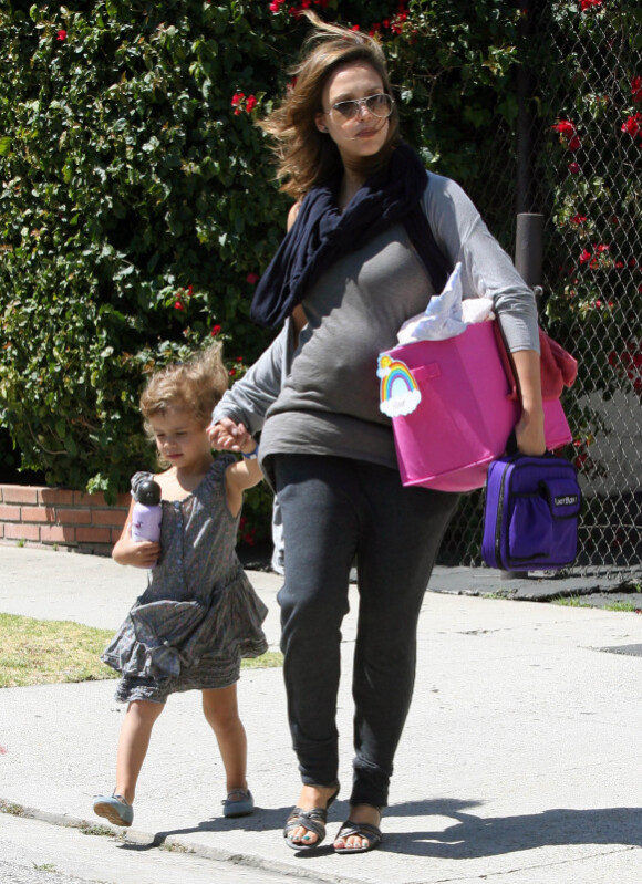 Jessica Alba dans les rues de Los Angeles, le 30 juin 2011 avec son adorable fille Honor.