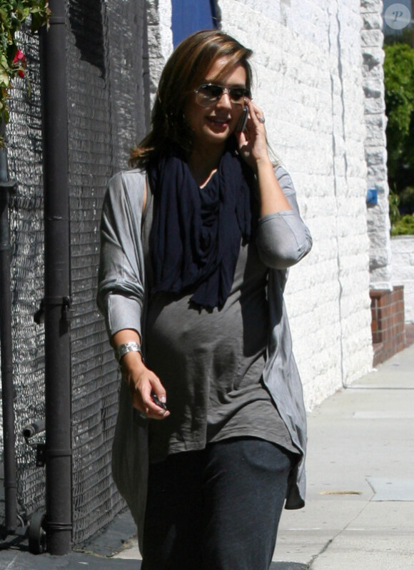 Jessica Alba en pleine conversation téléphonique dans les rues de Los Angeles, le 30 juin 2011.