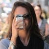 Jessica Alba s'est amusée à prendre en photo les paparazzi dans les rues de Los Angeles, le 30 juin 2011, tandis qu'elle se promenait avec son adorable fille Honor.