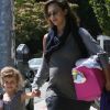 Jessica Alba dans les rues de Los Angeles, le 30 juin 2011, avec sa ravissante fille Honor.