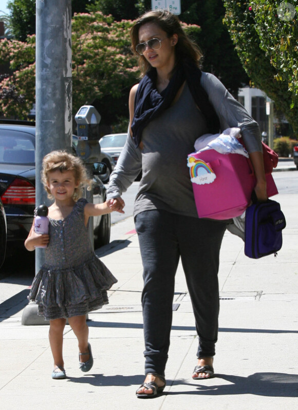Jessica Alba dans les rues de Los Angeles, le 30 juin 2011, avec sa ravissante fille Honor.