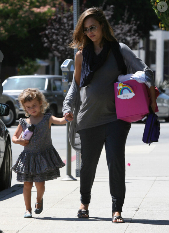 Jessica Alba dans les rues de Los Angeles, le 30 juin 2011, avec son adorable fille Honor.