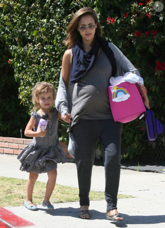 Jessica Alba dans les rues de Los Angeles, le 30 juin 2011, avec son adorable fille Honor.