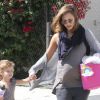 Jessica Alba et sa fillette dans les rues de Los Angeles, le 30 juin 2011.