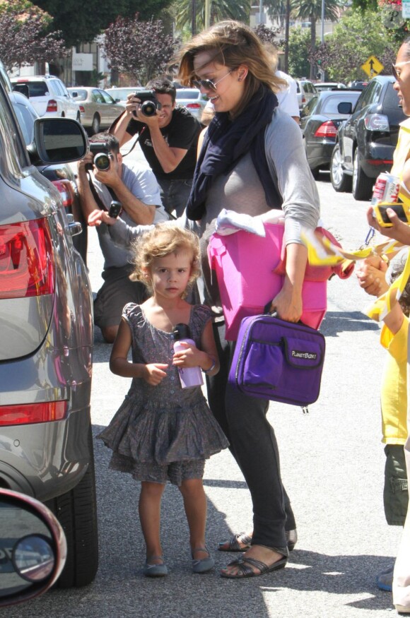 Jessica Alba et sa fillette dans les rues de Los Angeles, le 30 juin 2011.