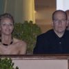 Le prince Albert II de Monaco et sa fiancée Charlene Wittstock au Stade Louis-II de Monaco lors du concert des Eagles, le 30 juin 2011.