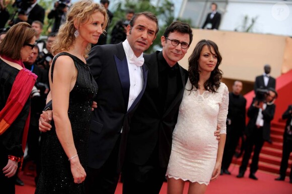 Alexandra Lamy, Jean Dujardin, Bérénice Bejo et Michel Hazanavicius à la cérémonie de clôture du festival de Cannes, le 22 mai 2011.