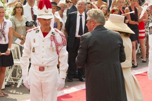 Le prince Laurent de Belgique, habitué des dérapages en tout genre, s'est encore fait remarquer : sur le tapis rouge du mariage d'Albert et Charlene au Palais princier, samedi 2 juillet 2011, il s'est étalé par terre, sous les yeux de son épouse la princesse Claire !
