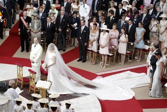 Le prince Albert et la princesse Charlene n'ont pas commis de faux pas lors de leur mariage religieux le 2 juillet 2011 à Monaco, mais un de leurs 800 invités s'est pris les pieds dans le tapis !