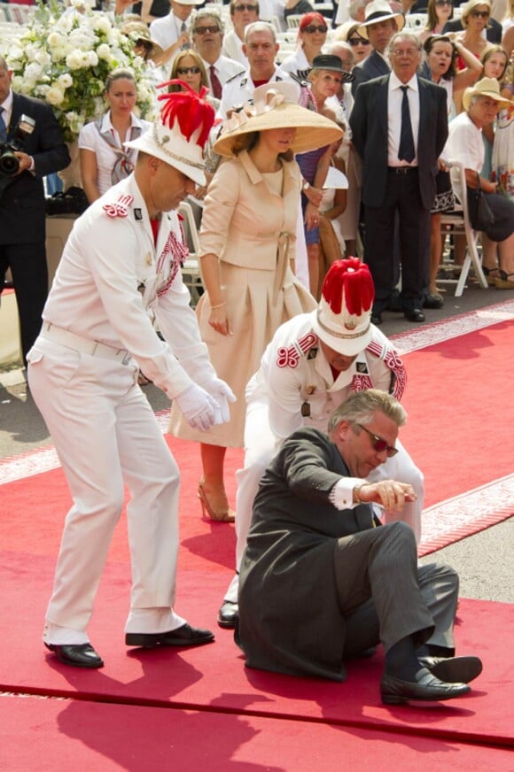 Le prince Laurent de Belgique, habitué des dérapages en tout genre, s'est encore fait remarquer : sur le tapis rouge du mariage d'Albert et Charlene au Palais princier, samedi 2 juillet 2011, il s'est étalé par terre, sous les yeux de son épouse la princesse Claire !