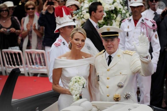 Le prince Albert et la princesse Charlene n'ont pas commis de faux pas lors de leur mariage religieux le 2 juillet 2011 à Monaco, mais un de leurs 800 invités s'est pris les pieds dans le tapis !