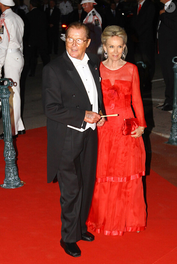 Sir Roger Moore et son éposue Kristina se rendant au dîner de mariage du Prince Albert et de la Princesse Charlene au Casino de Monaco, le 2 juillet 2011