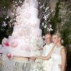 Albert et Charlene coupent la traditionnelle pièce-montée lors de leur dîner de mariage au Casino de Monaco, le 2 juillet 2011