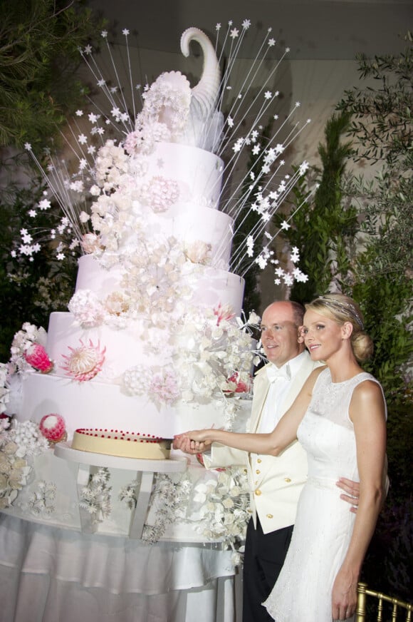Albert et Charlene coupent la traditionnelle pièce-montée lors de leur dîner de mariage au Casino de Monaco, le 2 juillet 2011