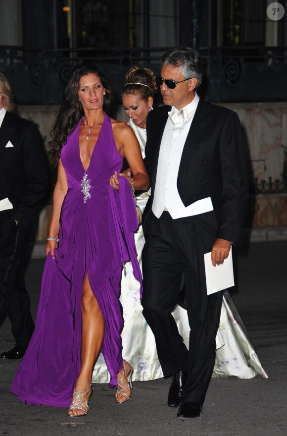 Andrea Bocelli et Veronica arrivent au dîner de mariage du Prince Albert et de la Princesse Charlene au Casino de Monaco, le 2 juillet 2011