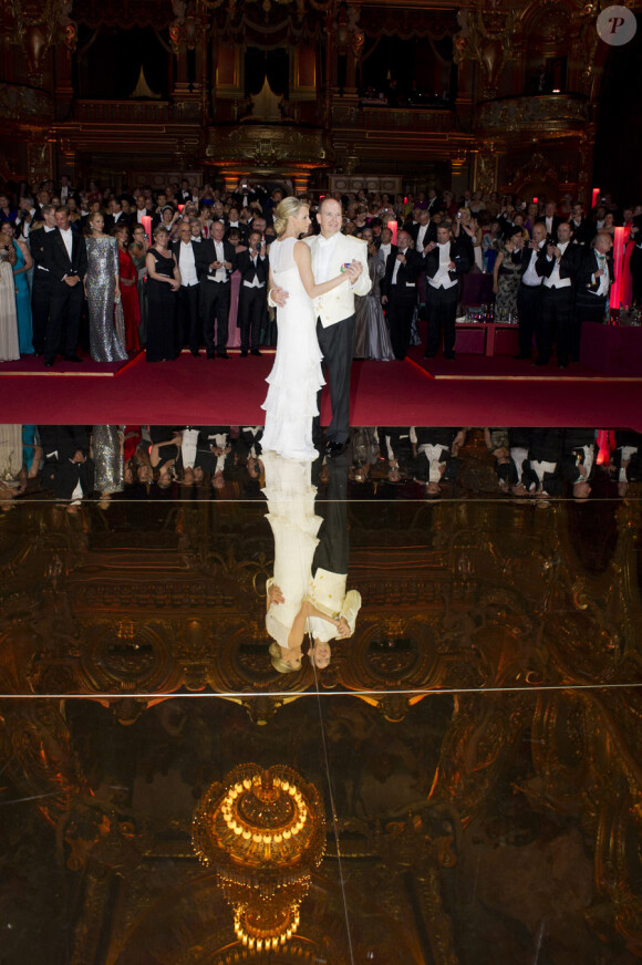 Le Prince Albert et la Princesse Charlene ont ouvert le bal donné à l'Opéra de Monte-Carlo transformé pour l'occasion en piste de danse, le 2 juillet 2011