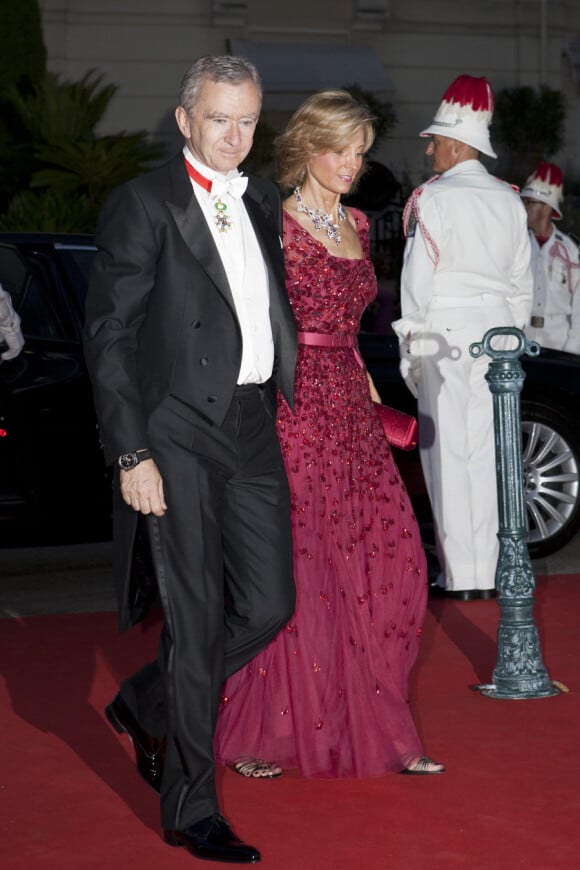 Monsieur et Madame Bernard Arnault se rendant au dîner de mariage du Prince Albert et de la Princesse Charlene sur les terrasses du Casino de Monaco, le 2 juillet 2011
