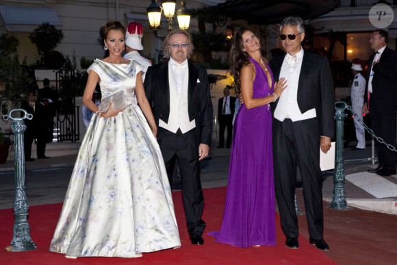Andrea Bocelli et Umberto Tozzi et leurs compagnes lors du dîner de mariage du Prince Albert et de la Princesse Charlene au Casino de Monaco, le 2 juillet 2011