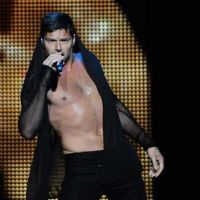 Ricky Martin sur scène, tombe la chemise, et fait monter la température