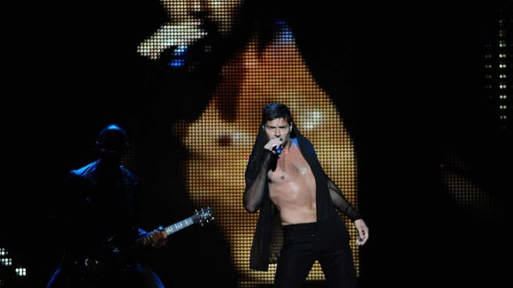 Ricky Martin sur scène, tombe la chemise, et fait monter la température