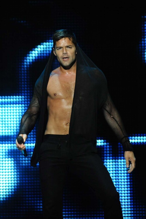 Ricky Martin en concert à Rome, le 2 juillet 2011. Et hop, si on chantait torse nu !