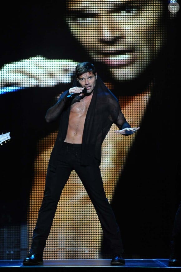Ricky Martin en concert à Rome, le 2 juillet 2011. Les costumes du spectacle sont signés Giorgio Armani.
