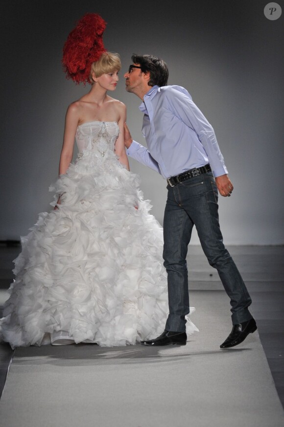 Défilé haute couture automne-hiver de Christophe Josse pendant la Fashion Week parisienne le 4 juillet 2011