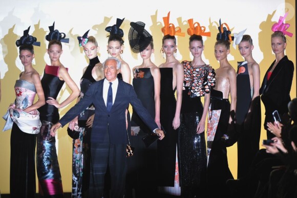 Giorgio Armani présente sa collection Haute Couture automne-hiver 2011-2012 au style japonisant lors de la Fashion Week parisienne, le 5 juillet 2011