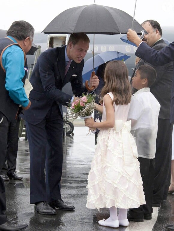 Le prince William et la duchesse Catherine de Cambridge arrivent à l'aéroport de Yellowknife dans la soirée du lundi 4 juillet 2011, au 5e jour de leur Royal Tour au Canada. Deux enfants, Marco Paol Esteba et Amelie Wood, les attendaient avec des fleurs.