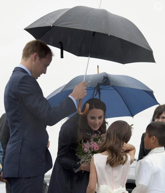 Le prince William et la duchesse Catherine de Cambridge arrivent à l'aéroport de Yellowknife dans la soirée du lundi 4 juillet 2011, au 5e jour de leur Royal Tour au Canada. Deux enfants, Marco Paol Esteba et Amelie Wood, les attendaient avec des fleurs.