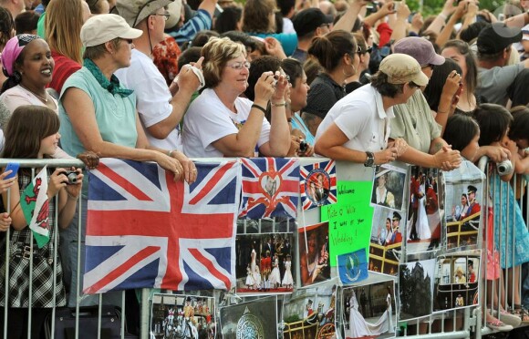 La foule était nombreuse à Yellowknife pour accueillir William et Kate et admirer la duchesse dans sa robe Malene Birger.
Le prince William et la duchesse Catherine de Cambridge se sont rendus mardi 5 juillet 2011 dans la province des Territoires du Nord-Ouest, avant-dernière étape du programme officiel de leur Royal Tour au Canada.
